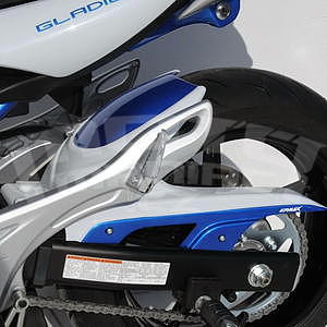 Ermax zadní blatník s krytem řetězu - Suzuki Gladius 2009-2015, 2011/2013 white/blue metal (YBD/YKY)